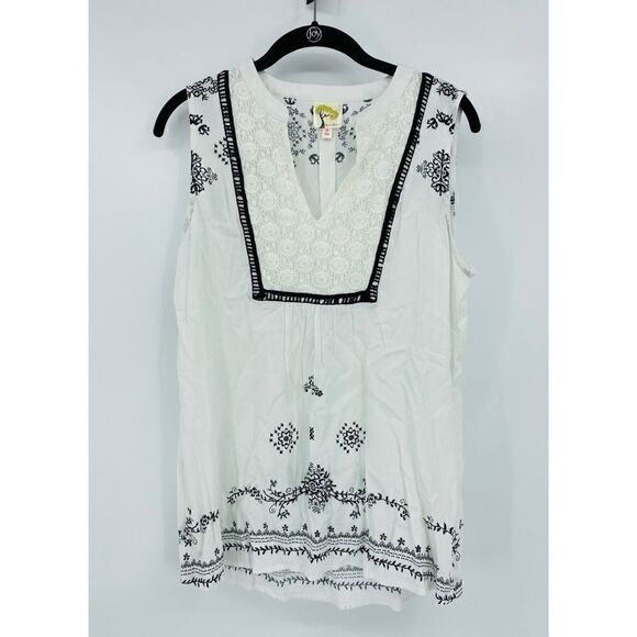 Anthropologie Tops - Fig & flower embroidered blouse